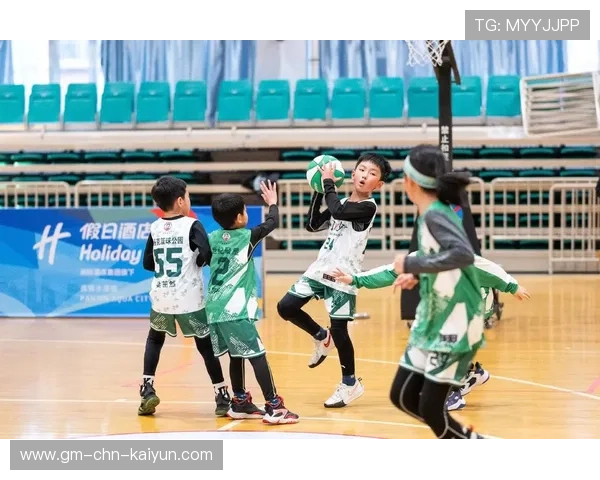 篮球少年空接失败摔趴