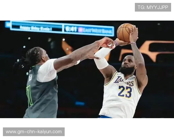 詹姆斯冷静罚球稳住心态,湖人主场大热